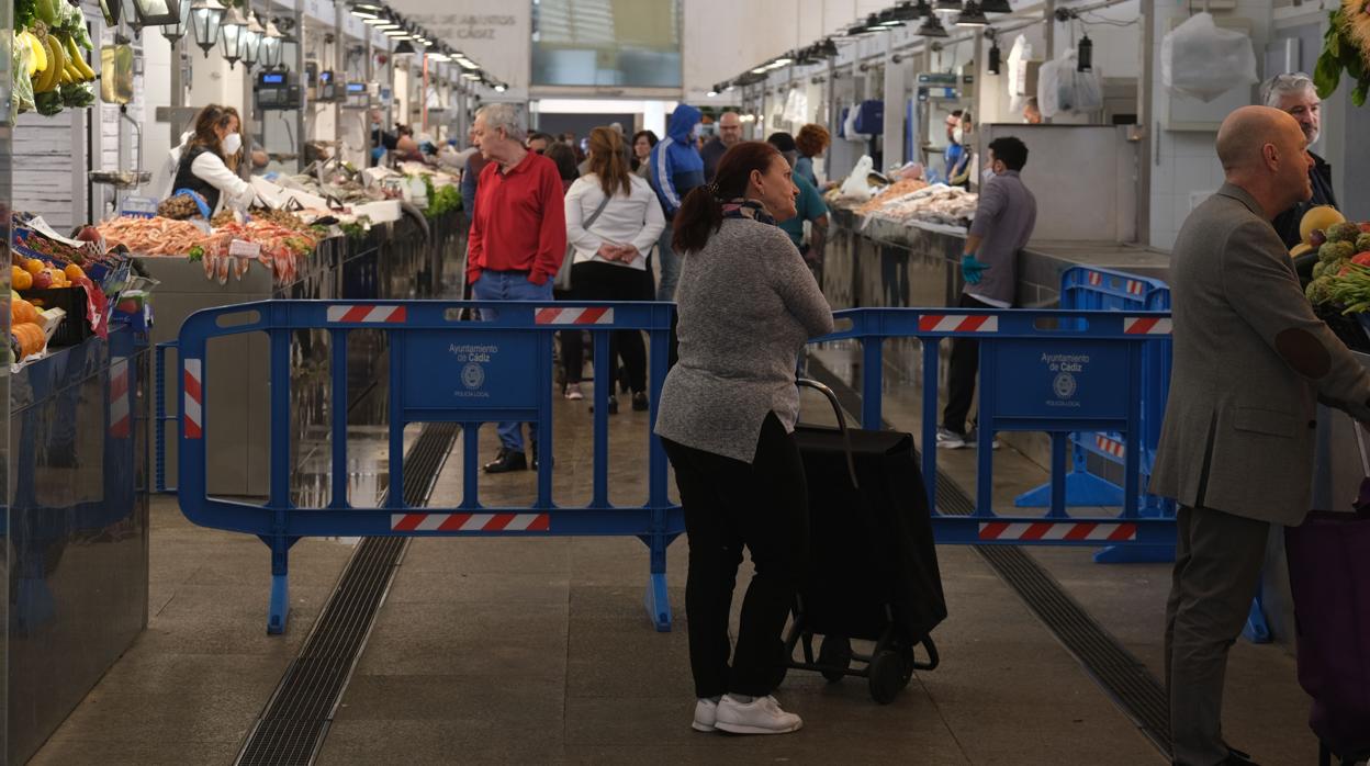 En el Mercado Central de Cádiz se han instalado vallas para regular y asegurar el distanciamiento social.