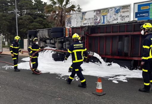 Un camión vuelca y provoca un aparatoso accidente en la Glorieta de 501 de El Puerto