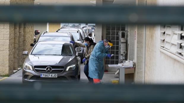 El hospital Puerta del Mar ya ha realizado las pruebas PCR a todos los afectados por las mascarillas 'Garry'