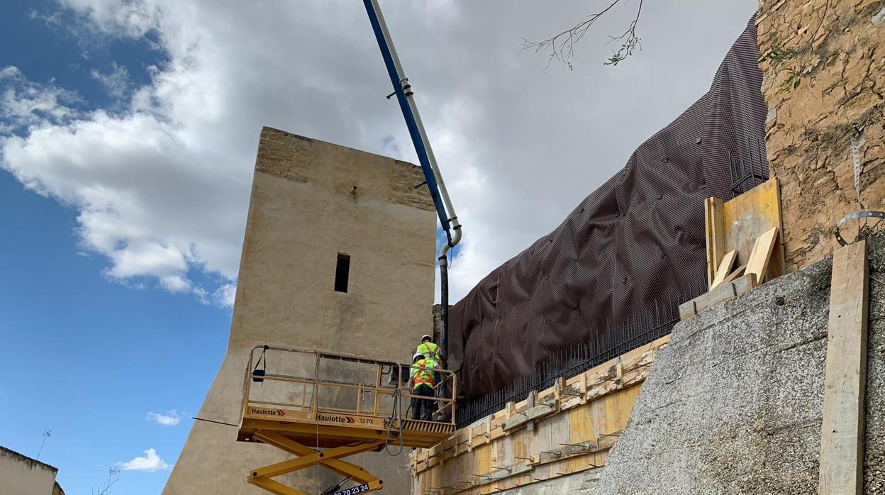 El Castillo de Utrera es una edificación construída en el siglo XIII que formó parte de la banda morisca