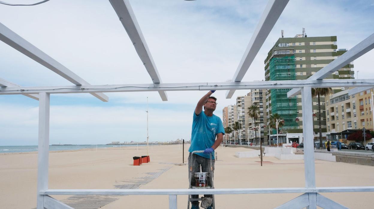 Reparaciones en los chiringuitos de Cádiz