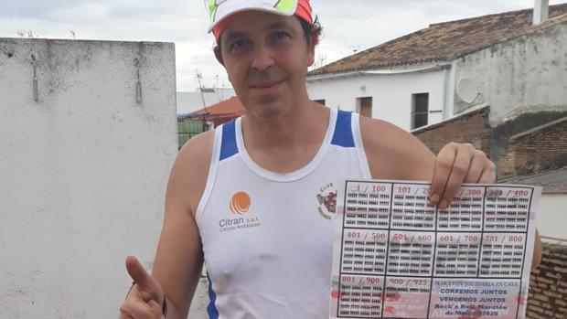 Un vecino de Brenes corre un maratón tras dar 925 vueltas entre dos azoteas y subir 14.000 escalones