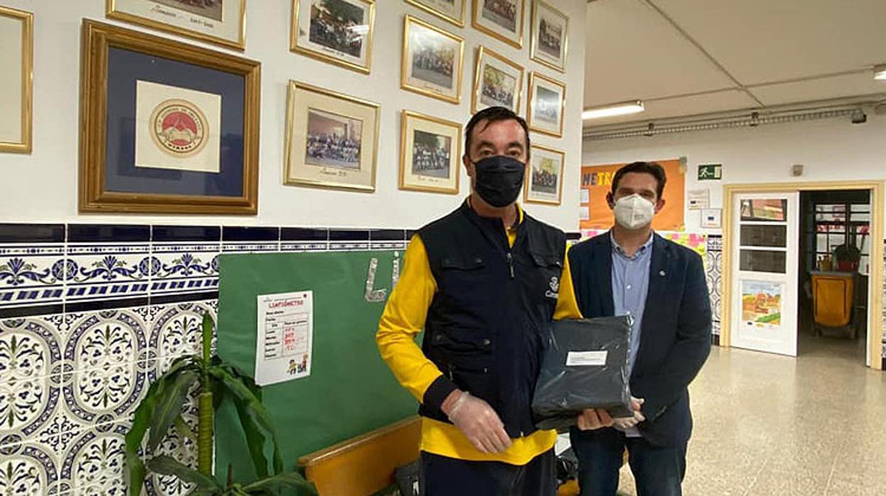 Un operario de Correos recogiendo un lote de libros en uno de los colegios utreranos