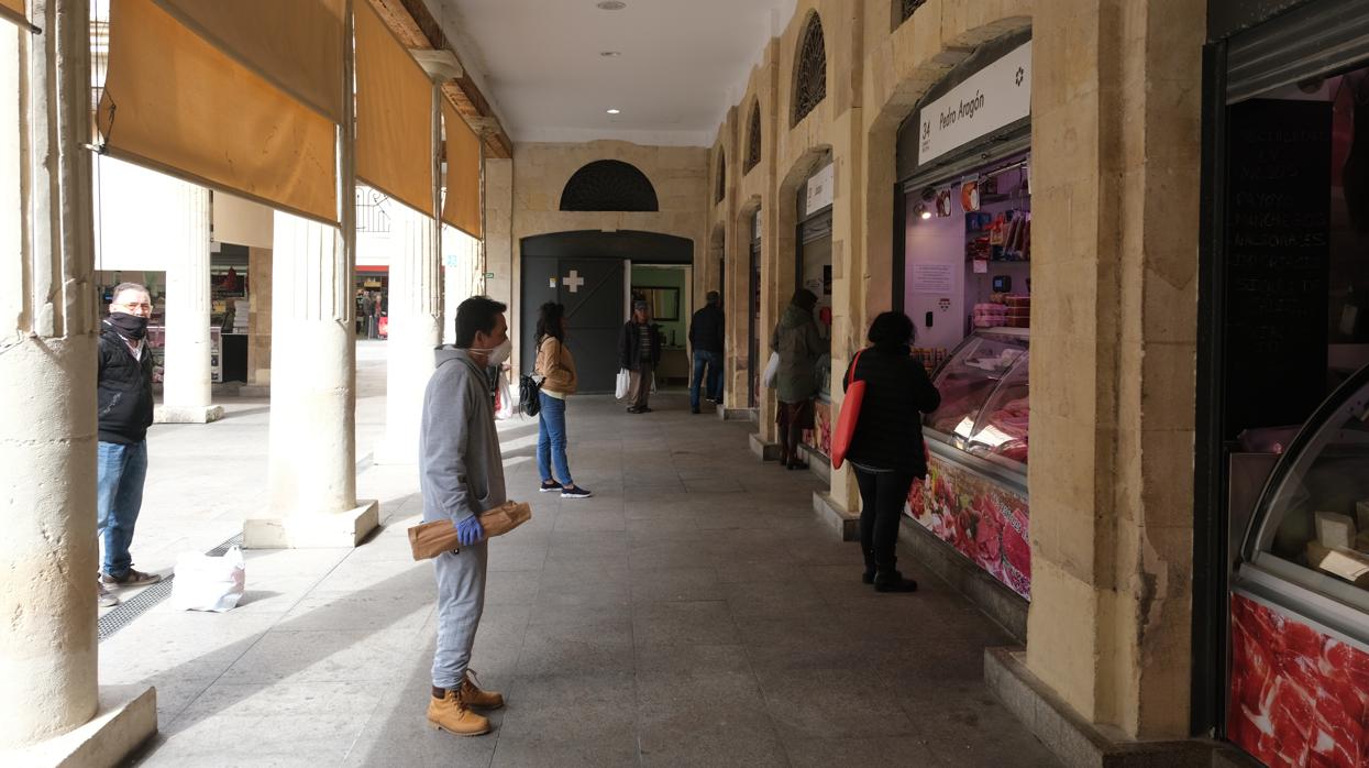 El mercado central de Cádiz refleja el distanciamiento físico impuesto por el Covid-19.