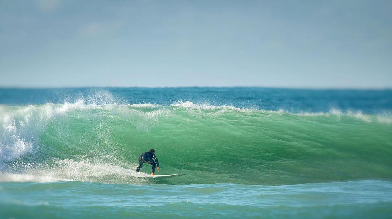 La práctica del surf estará permitida en las playas de Cádiz capital.