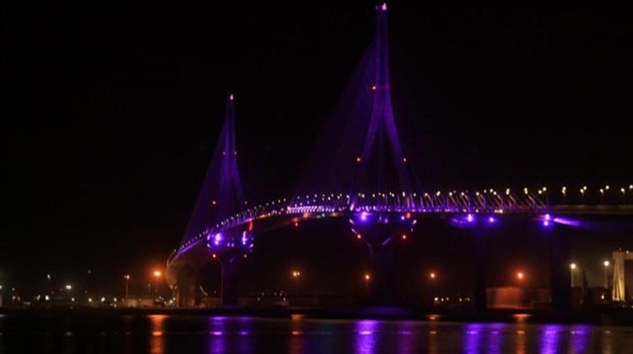 El Puente de la Constitución, iluminado el día de la Mujer.