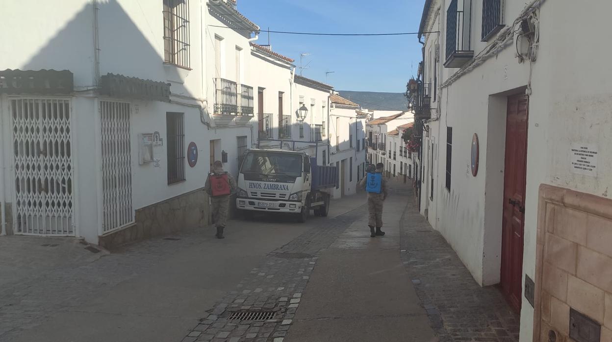 Efectivos de la Armada, por las calles de El Gastor.