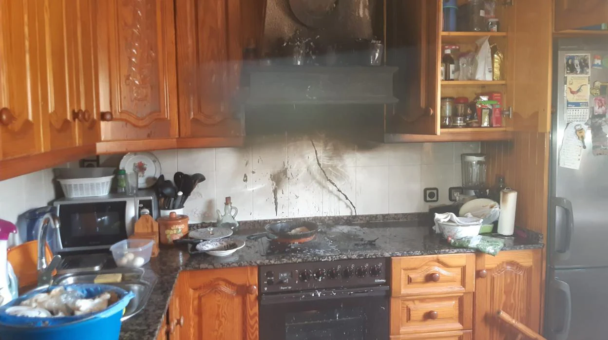 Los bomberos sofocan un incendio en una vivienda de Chiclana provocado por una freidora