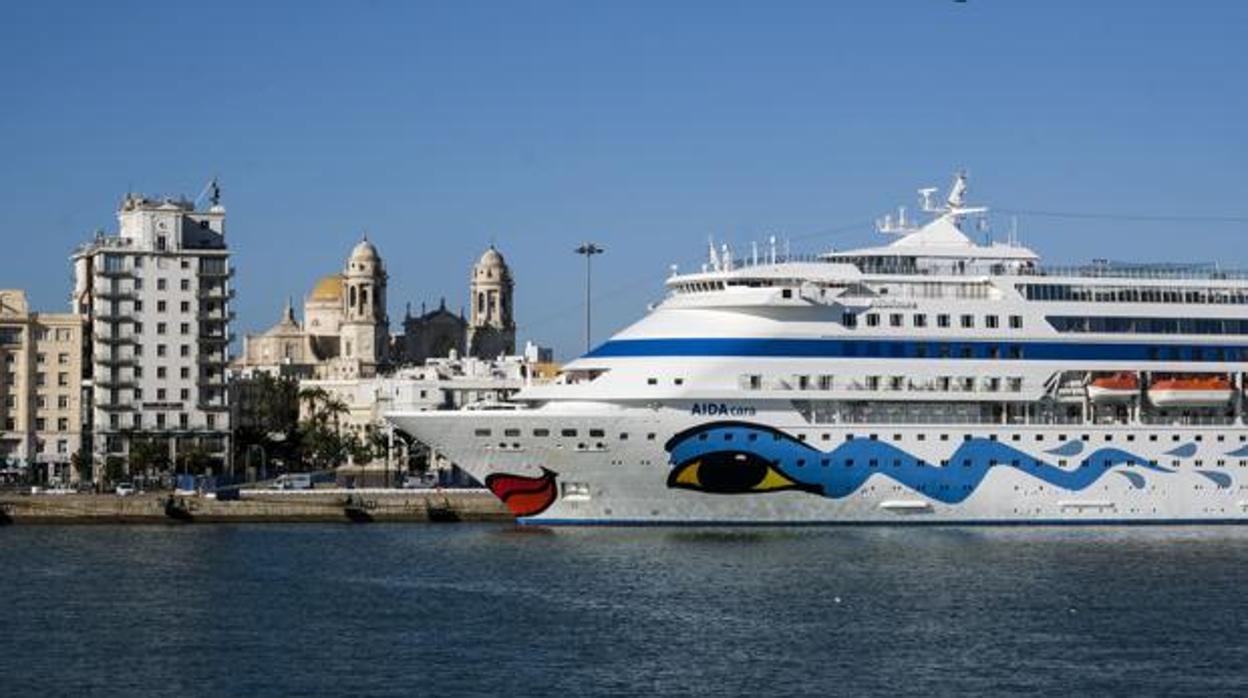 Un crucero en el muelle de Cádiz.