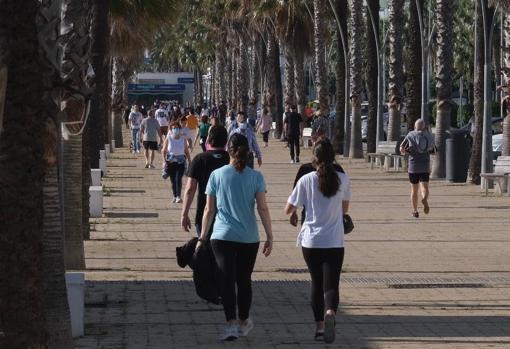 Los paseos marítimos se llenaron de público durante todo el día.