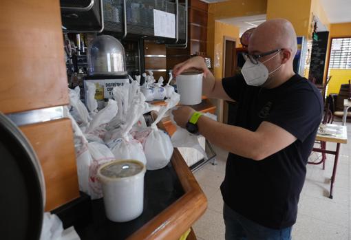 Bar Mari y José, en Cádiz capital, preparado para la recogida de comida.