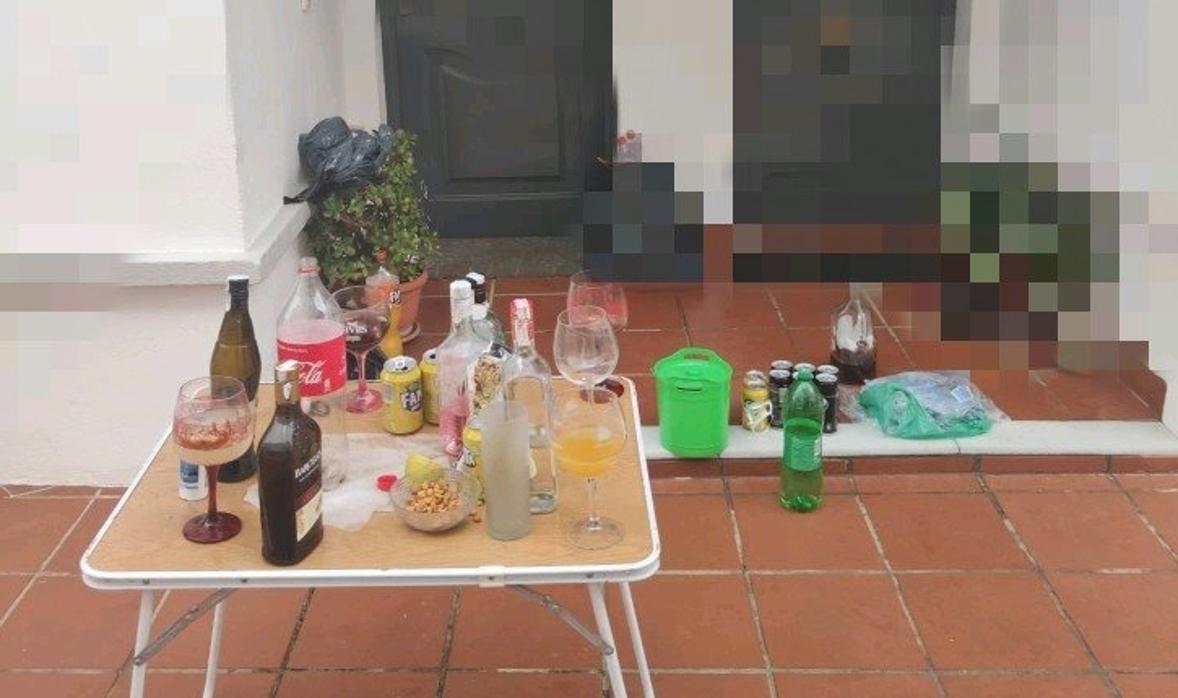 Organiza un &#039;botellón&#039; en las zonas comunes de una urbanización en la provincia de Cádiz