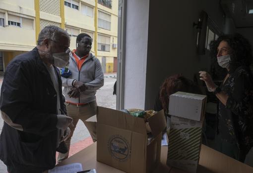 Entrega de alimentos de la asociación Pro Derechos Humanos y el Ayuntamiento de Puerto Real a la comunidad de senegaleses de la Bahía de Cádiz, el pasado lunes.