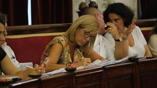 Mara Rodríguez: «El alcalde no está liderando esta situación de pandemia que tenemos en Cádiz»