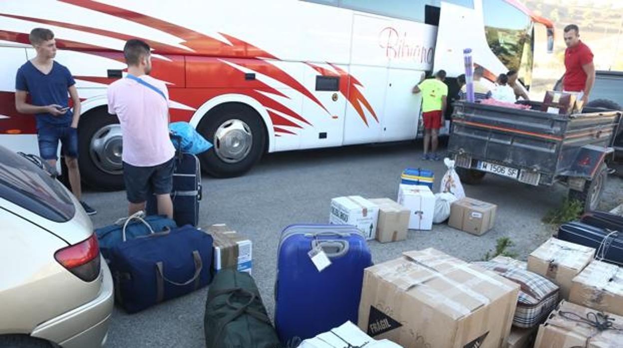 Imagen de archivo de temporeros de Alcalá del Valle preparando su viaje a Francia