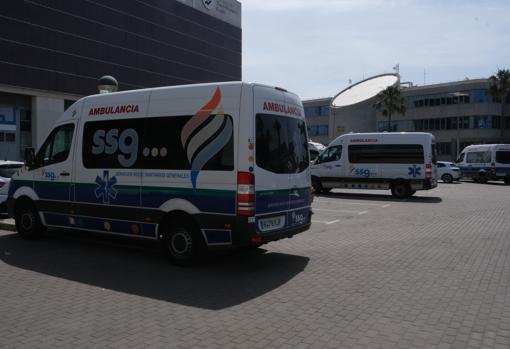 Ambulancias para Covid-19, desinfectadas en el parking de la Zona Franca de Cádiz