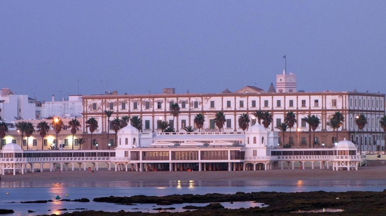 La playa de La Caleta se pone guapa para la temporada de verano en Cádiz