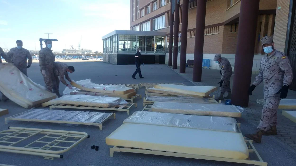 El Tercio de la Armada desmonta camas de Elcano tras la solicitud del Ayuntamiento.