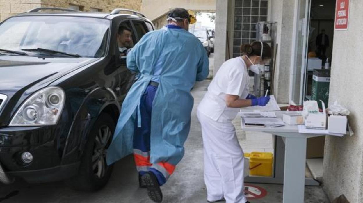 Sanitarios gaditanos en una foto de archivo durante la pandemia el mes de abril.