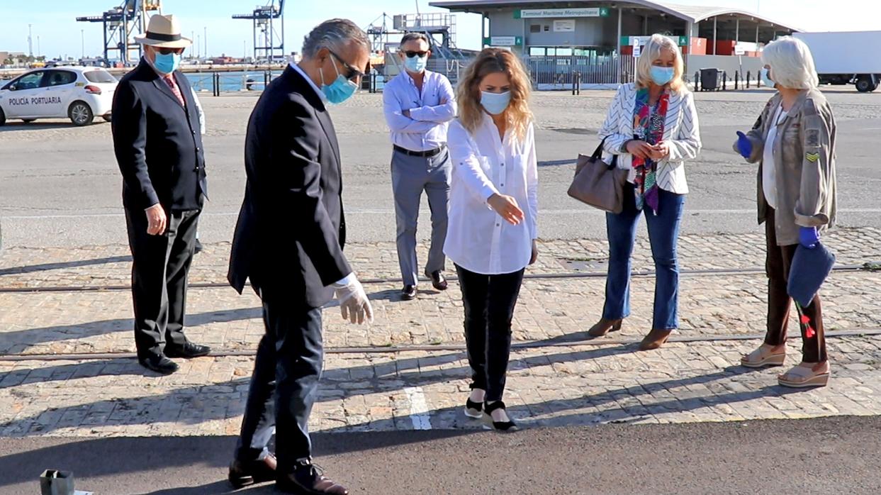 La delegada del Gobierno andaluz en Cádiz, Ana Mestre, supervisando las obras del carril bici.