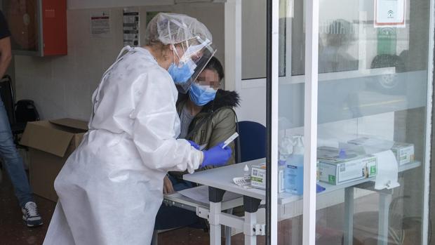 Los hospitales de Cádiz dan un paso atrás y realizarán test de un 60% de fiabilidad a los sanitarios