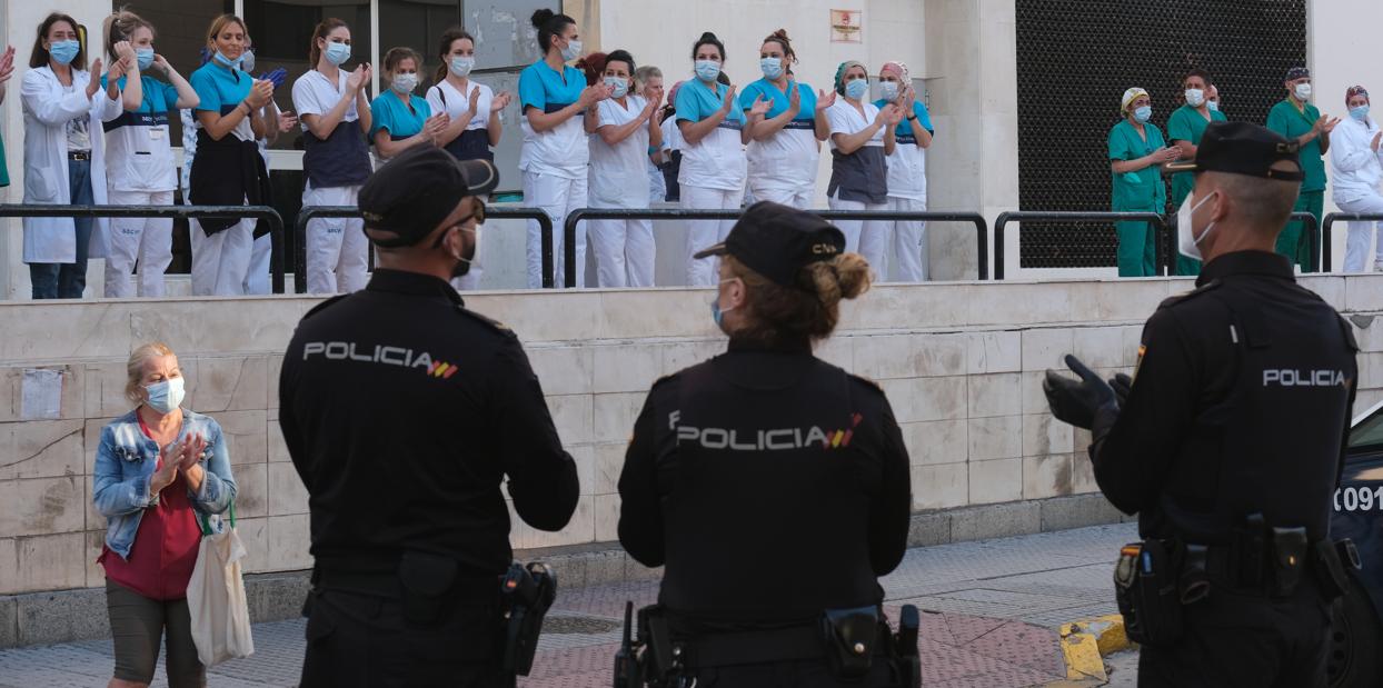 Policías de Cádiz comparten el aplauso con los sanitarios del Puerta del Mar.