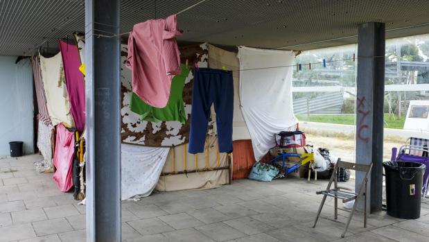 La pérgola de Santa Bárbara en Cádiz vuelve a llenarse de personas sin hogar