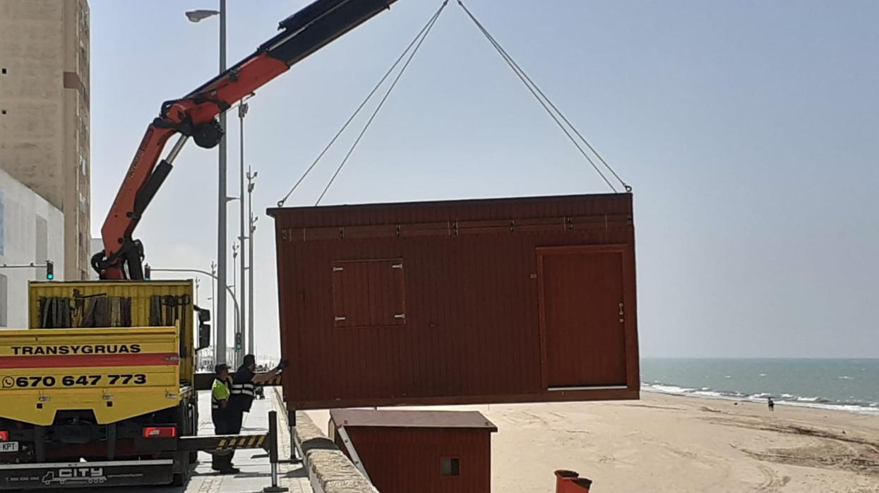 La playa de Cádiz ya está abierta al paseo y al deporte.