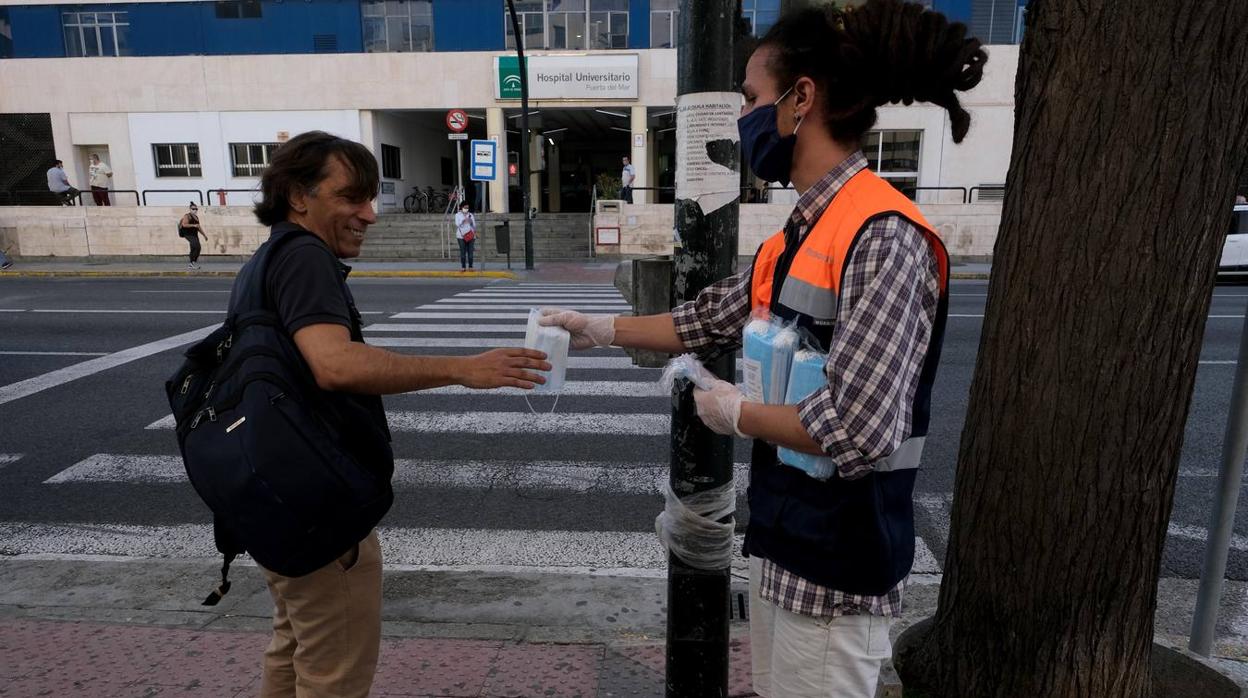 Reparto de mascarillas en el transporte público de Cádiz.