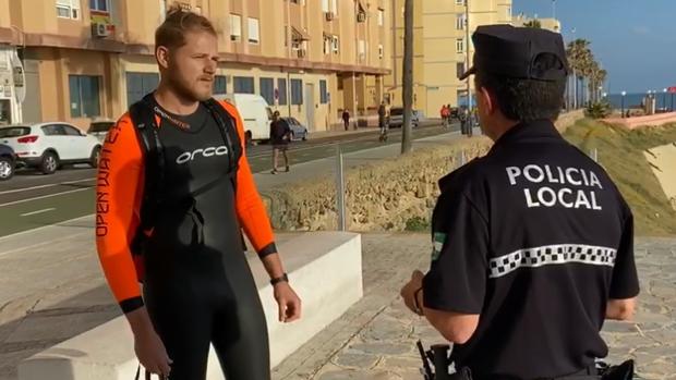 VÍDEO: Sorpresa en Cádiz por la prohibición de practicar surf