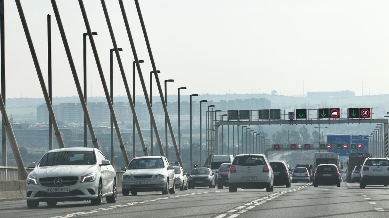 Coches en el puente del Quinto Centenario