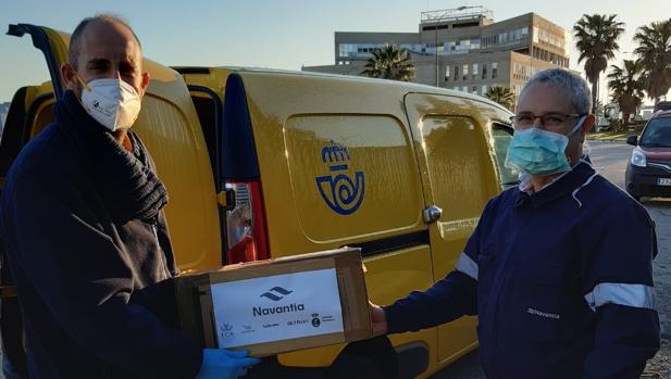 Voluntarios de Correos de Cádiz recogen y envían 6.000 pantallas de protección facial fabricadas en Navantia