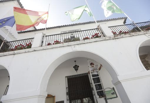 Las banderas ondean a media asta en el Ayuntamiento de Grazalema como señal de duelo