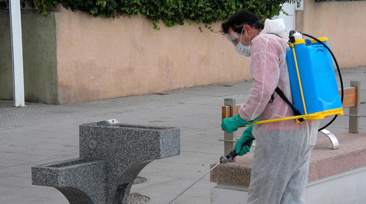 Un operario desinfectando una de las más de cien fuentes de agua potable de Cádiz.