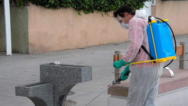 Aguas de Cádiz limpia y desinfecta más de 100 fuentes de agua potable de la ciudad