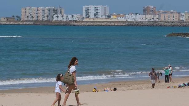 Así podrá ser ir a la playa este verano en Cádiz: mitad de aforo, control policial y sin juegos