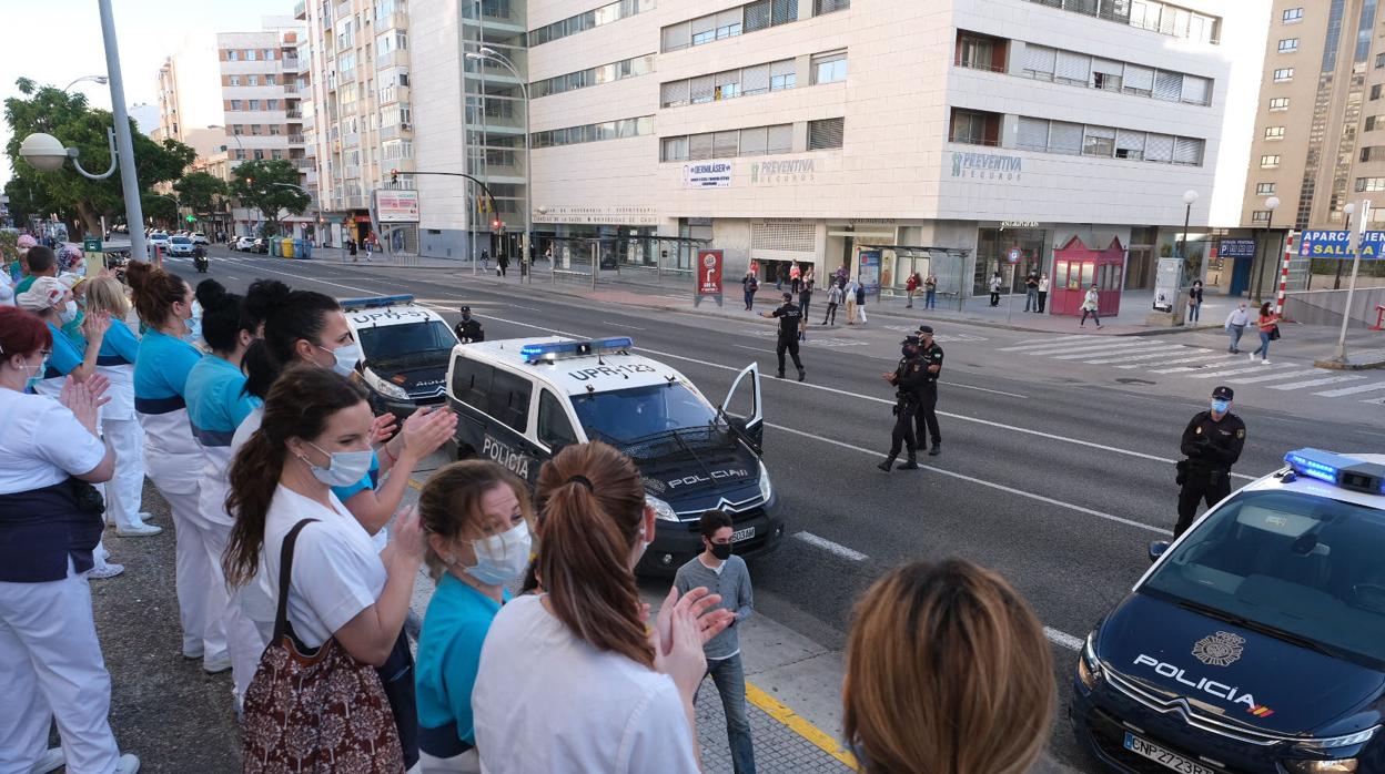 Sanitario gaditanos y agentes de la Policía Nacional.