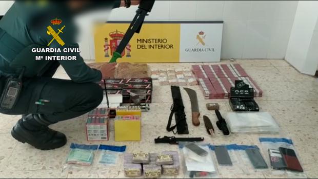 Detenidos tres hombres en Pilas por vender tabaco de contrabando en un piso en pleno confinamiento