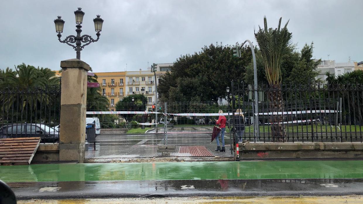 Ya se han tirado cinco tramos de la verja del muelle.