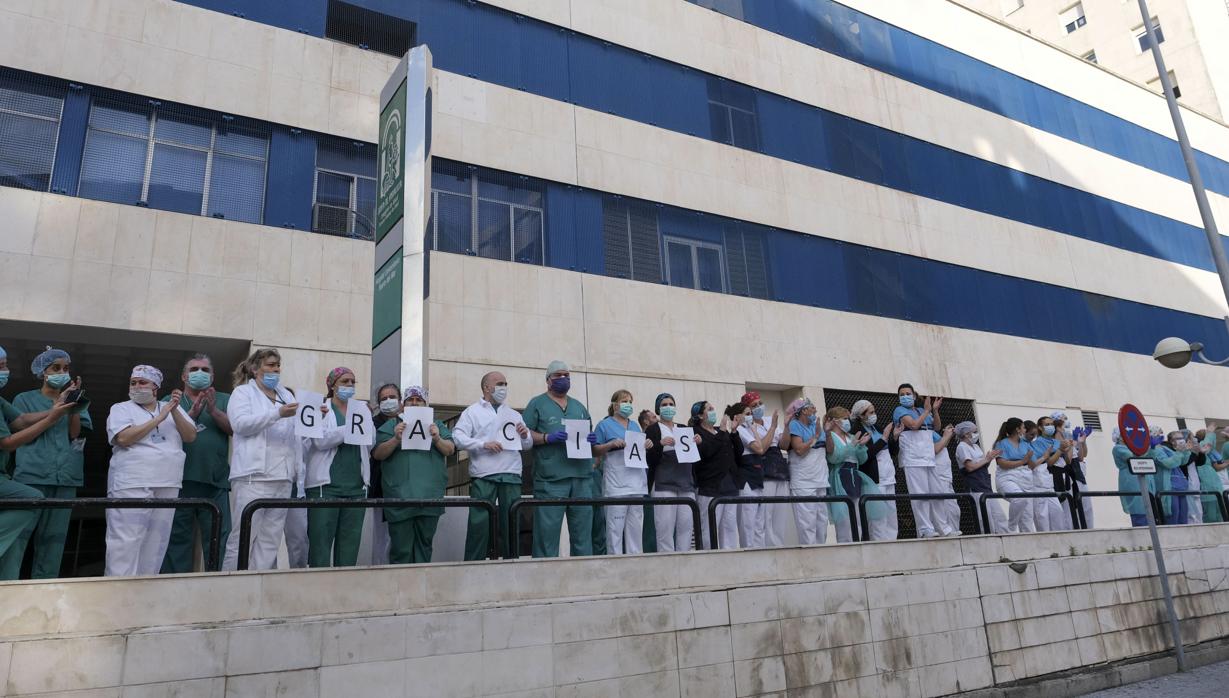 Sanitarios en el hospital Puerta del Mar de Cádiz