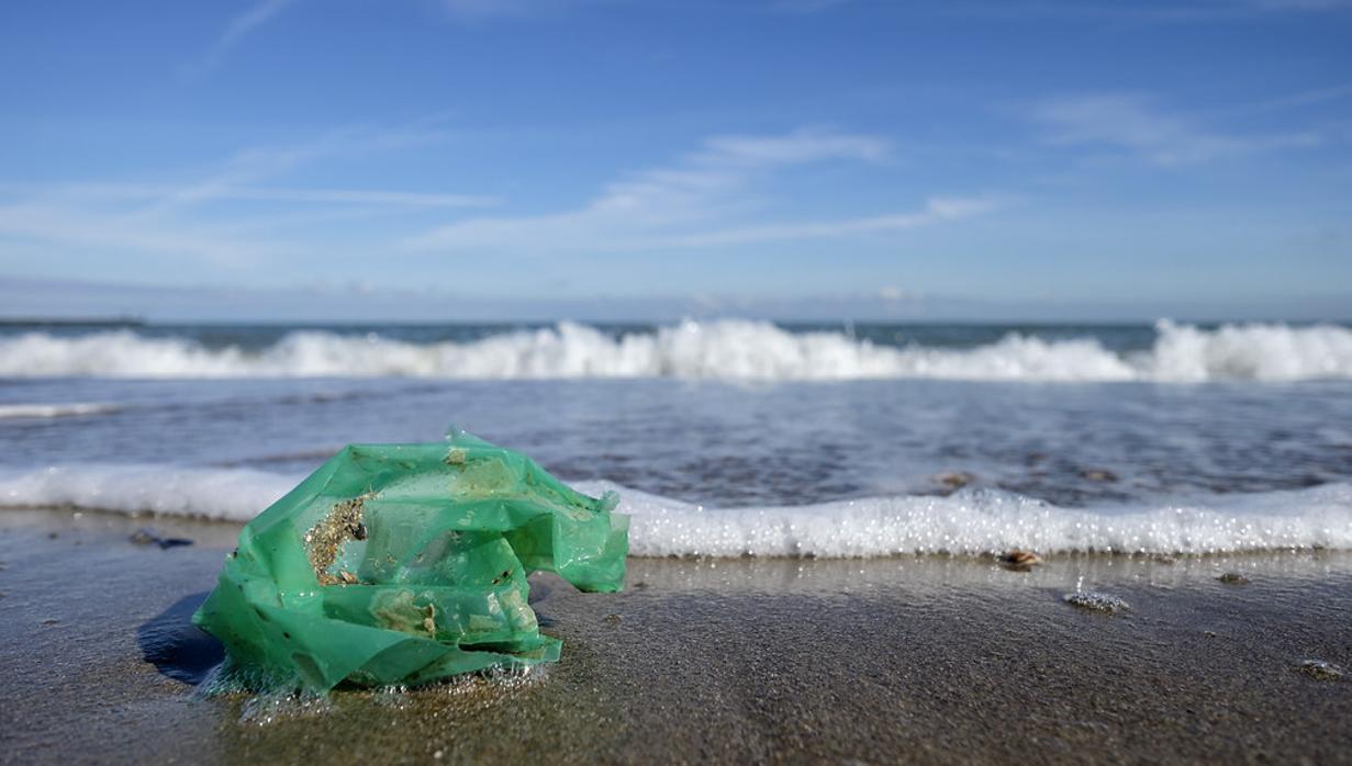 Los microplásticos se extienden por mares y océanos.