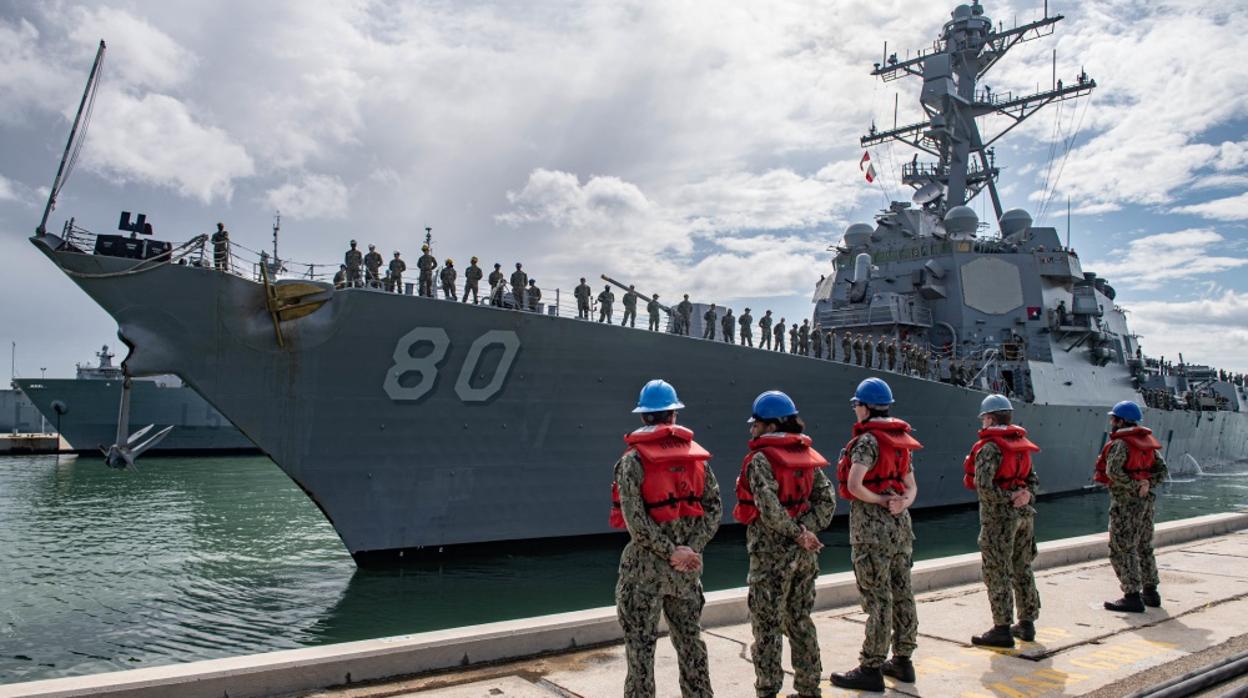 El USS Roosevelt atracando en la Base Naval de Rota.