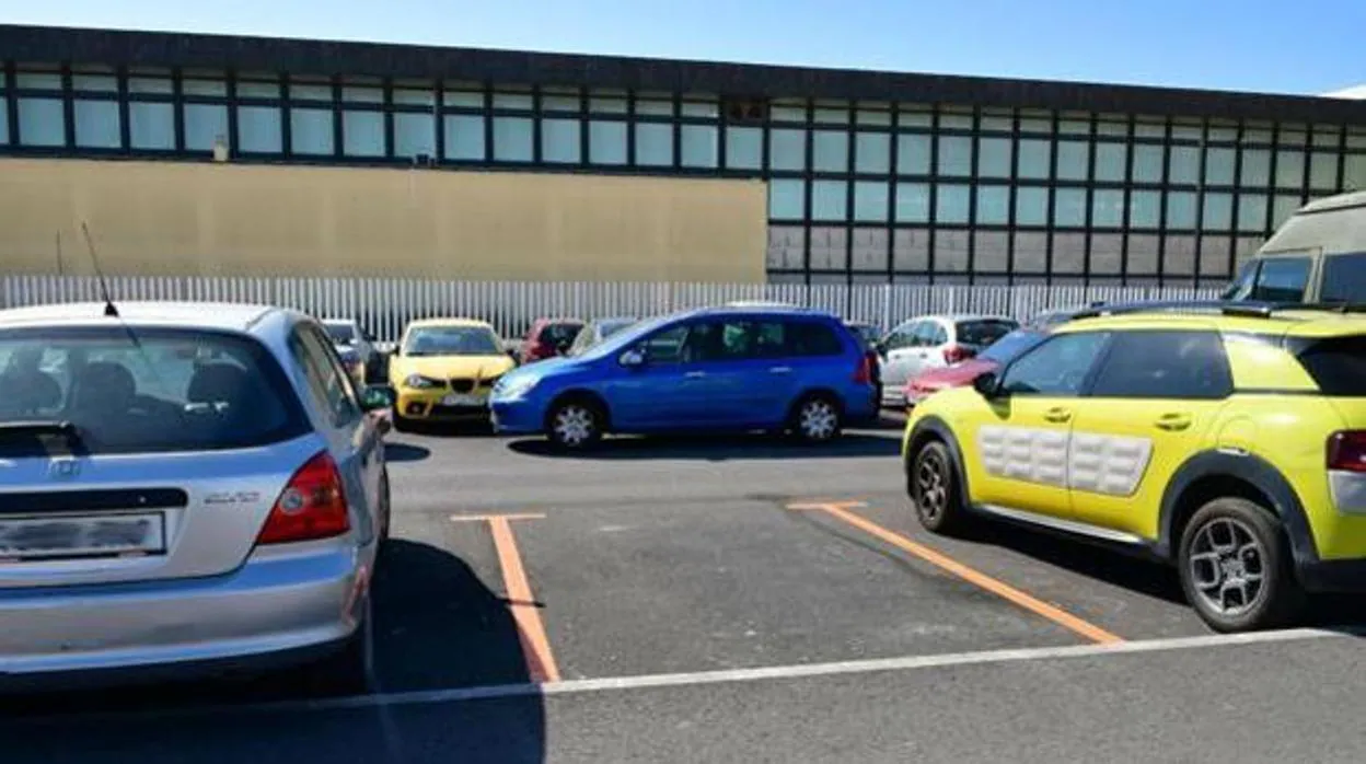 El parking del exterior de la estación de Renfe debe estar desalojado de vehículos el 31 de mayo.,