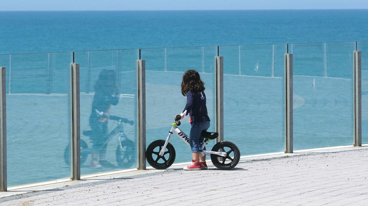 Uno de los pequeños se asoma para mirar al mar.