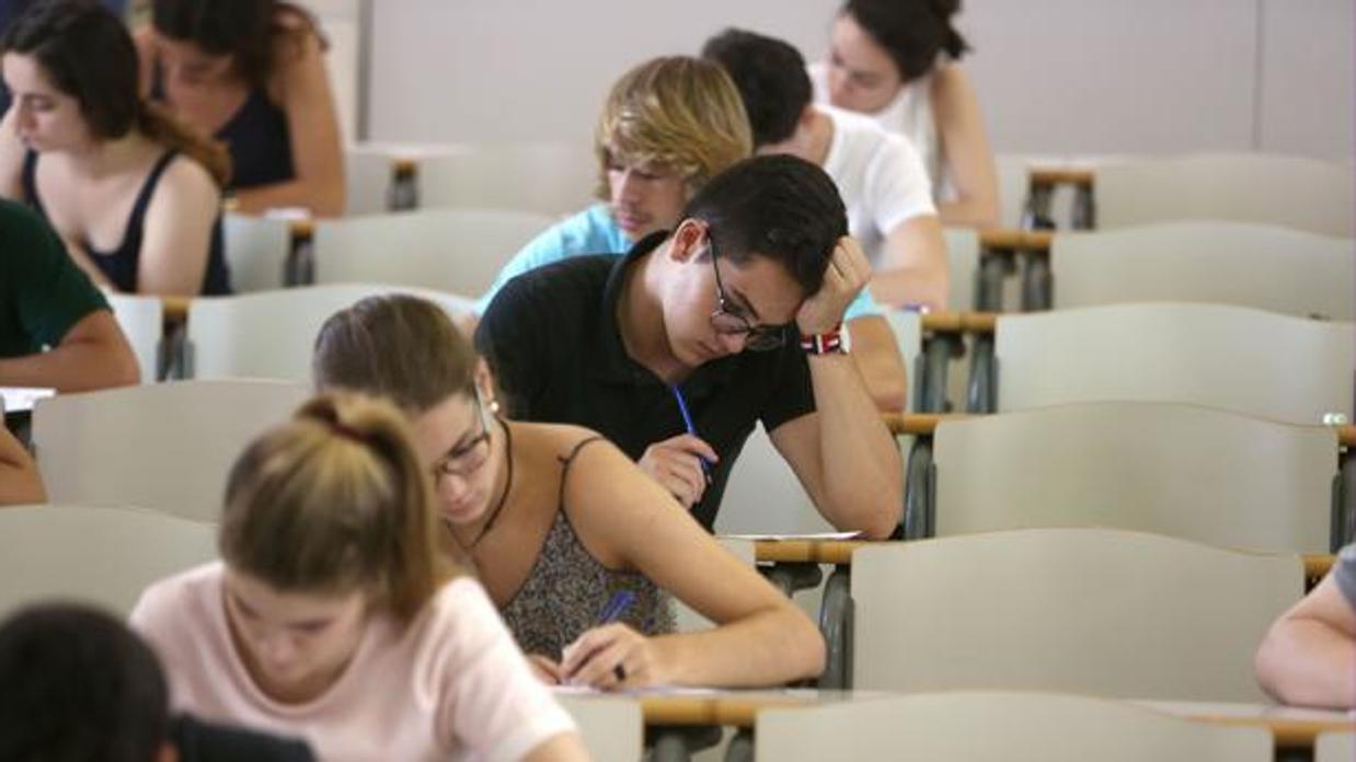 Alumnos gaditanos de Bachillerato en la prueba de acceso a la universidad.