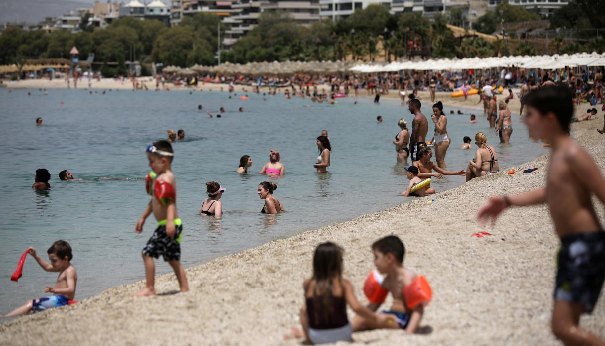 Pista para Cádiz: así volvieron los griegos a las playas en plena crisis del coronavirus