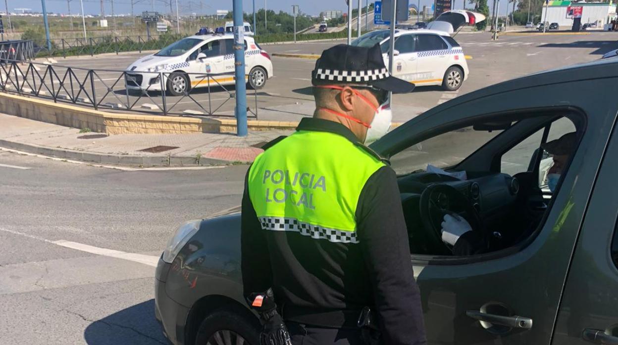 Agente de la Policía Local durante un control