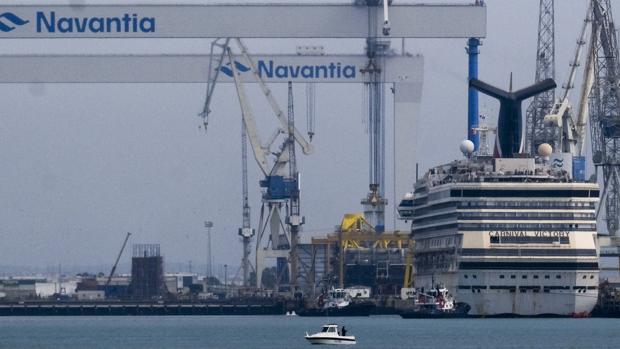 Carnival retira a la tripulación del crucero que esperaba una reforma en Puerto Real desde hace dos meses