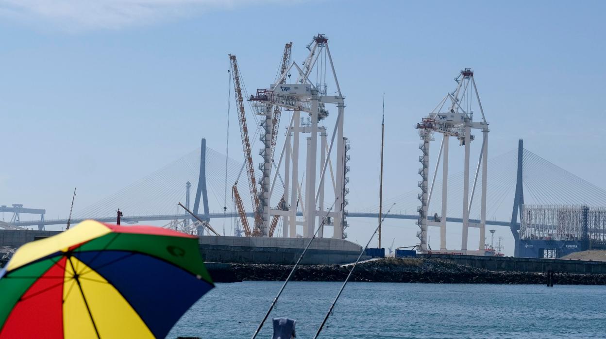 Montaje e izado de las grúas en la terminal de contenedores de Cádiz