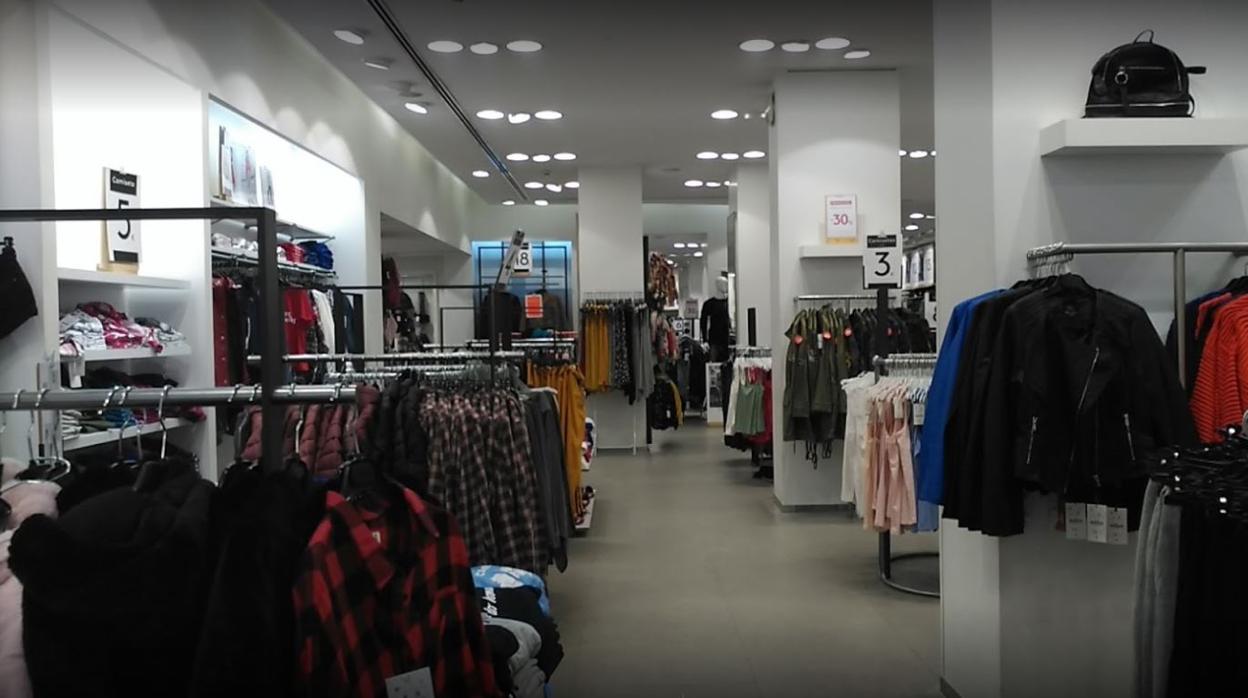 Lefties (Inditex) reabre su tienda en Cádiz con aforo limitado al 30% y acotando su espacio